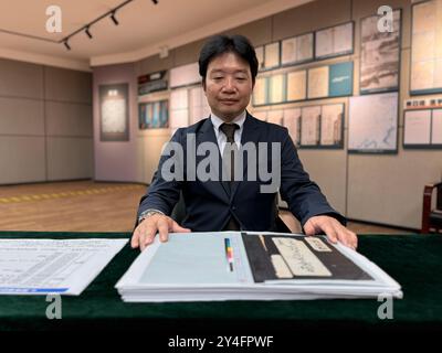 (240918) -- HARBIN, 18 septembre 2024 (Xinhua) -- Seiya Matsuno, un chercheur japonais, également professeur distingué à l'Université internationale de Heilongjiang, montre une copie du document sur les informations des techniciens dans les détachements japonais de lutte contre les germes pendant la seconde Guerre mondiale, au centre de presse de la salle d'exposition des preuves du crime commis par l'unité 731 de l'armée impériale japonaise, à Harbin, province du Heilongjiang du nord-est de la Chine, septembre 17, 2024. Seiya Matsuno, un érudit japonais, a révélé un nouveau document sur les informations des techniciens dans la guerre germinale japonaise Banque D'Images