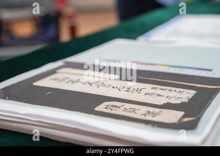 (240918) -- HARBIN, 18 septembre 2024 (Xinhua) -- cette photo montre une copie du document sur les informations des techniciens dans les détachements japonais de lutte contre les germes pendant la seconde Guerre mondiale, au centre de presse du Hall d'exposition des preuves de crimes commis par l'unité 731 de l'armée impériale japonaise, à Harbin, dans la province du Heilongjiang du nord-est de la Chine, 17 septembre 2024. Seiya Matsuno, un chercheur japonais, a divulgué un nouveau document sur les informations des techniciens dans les détachements japonais de lutte contre les germes pendant la seconde Guerre mondiale à Harbin. Le document de 267 pages contient les profils de base de 100 Banque D'Images