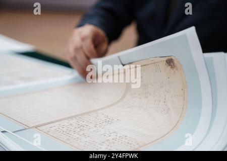 (240918) -- HARBIN, 18 septembre 2024 (Xinhua) -- Seiya Matsuno, un chercheur japonais, également professeur distingué à l'Université internationale de Heilongjiang, organise une copie du document sur les informations des techniciens dans les détachements japonais de lutte contre les germes pendant la seconde Guerre mondiale, au centre de presse de la salle d'exposition des preuves du crime commis par l'unité 731 de l'armée impériale japonaise, à Harbin, province du Heilongjiang, dans le nord-est de la Chine, septembre 2024. Seiya Matsuno, un érudit japonais, a dévoilé un nouveau document sur les informations des techniciens dans le germe-warfa japonais Banque D'Images