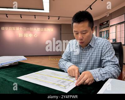 (240918) -- HARBIN, 18 septembre 2024 (Xinhua) -- Jin Shicheng, chercheur au Hall d'exposition des preuves du crime commis par l'unité 731 de l'armée impériale japonaise, lit le document sur les informations des techniciens dans les détachements japonais de lutte contre les germes pendant la seconde Guerre mondiale à Harbin, dans la province du Heilongjiang, au nord-est de la Chine, le 17 septembre 2024. Seiya Matsuno, un chercheur japonais, a divulgué un nouveau document sur les informations des techniciens dans les détachements japonais de lutte contre les germes pendant la seconde Guerre mondiale à Harbin. Le document de 267 pages contient les profils de base de 100 techniciens Banque D'Images