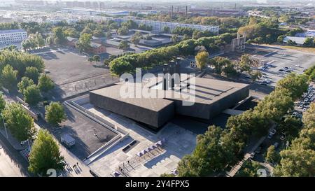 (240918) -- HARBIN, 18 septembre 2024 (Xinhua) -- une photo de drone aérien montre le hall d'exposition des preuves de crime commis par l'unité 731 de l'armée impériale japonaise à Harbin, dans la province du Heilongjiang, au nord-est de la Chine, le 17 septembre 2024. Seiya Matsuno, un chercheur japonais, a divulgué un nouveau document sur les informations des techniciens dans les détachements japonais de lutte contre les germes pendant la seconde Guerre mondiale à Harbin. Le document de 267 pages contient les profils de base de 100 techniciens qui avaient été en service de février 1944 à août 1945. Plus de la moitié d'entre eux étaient issus de la célèbre guerre de germes japonais Banque D'Images