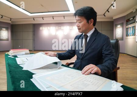 (240918) -- HARBIN, 18 septembre 2024 (Xinhua) -- Seiya Matsuno, un chercheur japonais, également professeur distingué à l'Université internationale de Heilongjiang, organise une copie du document sur les informations des techniciens dans les détachements japonais de lutte contre les germes pendant la seconde Guerre mondiale, au centre de presse de la salle d'exposition des preuves du crime commis par l'unité 731 de l'armée impériale japonaise, à Harbin, province du Heilongjiang, dans le nord-est de la Chine, septembre 2024. Seiya Matsuno, un érudit japonais, a dévoilé un nouveau document sur les informations des techniciens dans le germe-warfa japonais Banque D'Images