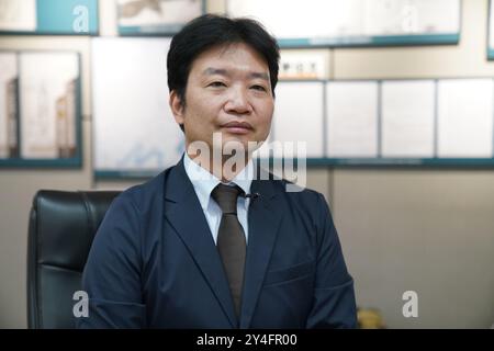 (240918) -- HARBIN, 18 septembre 2024 (Xinhua) -- Seiya Matsuno, une érudite japonaise, également professeur distingué à l'Université internationale de Heilongjiang, reçoit une interview au centre de presse du Hall d'exposition des preuves des crimes commis par l'unité 731 de l'Armée impériale japonaise, à Harbin, dans la province du Heilongjiang, au nord-est de la Chine, le 17 septembre 2024. Seiya Matsuno, un chercheur japonais, a divulgué un nouveau document sur les informations des techniciens dans les détachements japonais de lutte contre les germes pendant la seconde Guerre mondiale à Harbin. Le document de 267 pages contient les profils de base de 100 technici Banque D'Images