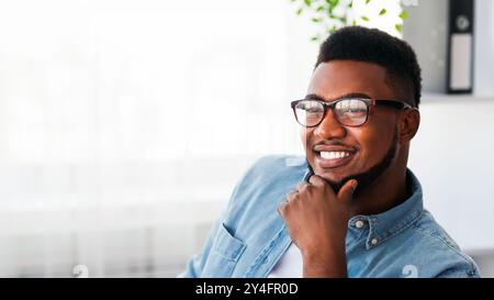 Portrait d'un bel homme afro-américain souriant dans des lunettes Banque D'Images