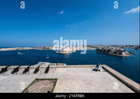 Une vue sur la mer jusqu'au Fort préparé Angelo depuis Upper Barrakka à la Valette Malte Banque D'Images