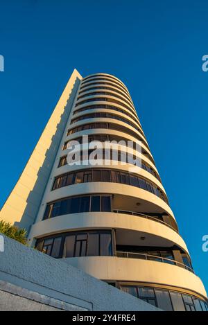 Une tour d'appartements construite dans les années 1980 à St Marys Bay, Auckland, Nouvelle-Zélande Banque D'Images