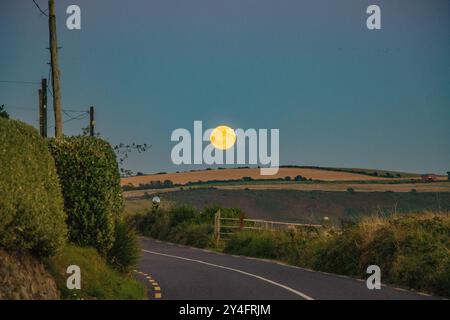 Moisson Supermoon au-dessus de Courtmacsherry Bay, West Cork, septembre 2024 Banque D'Images