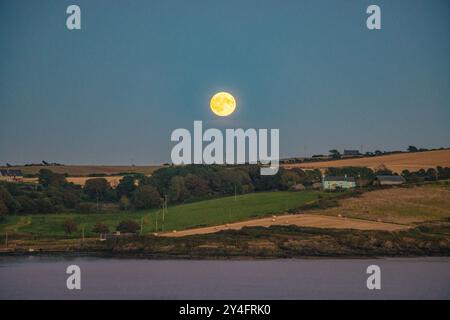 Moisson Supermoon au-dessus de Courtmacsherry Bay, West Cork, septembre 2024 Banque D'Images