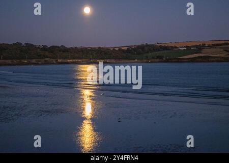 Moisson Supermoon au-dessus de Courtmacsherry Bay, West Cork, septembre 2024 Banque D'Images