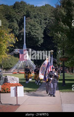 Avec le drapeau orné du lever en arrière-plan, la marche de la police du comté de Westceter et ouvre la cérémonie commémorative du 11 septembre à Valhalla, Westchester, NY Banque D'Images