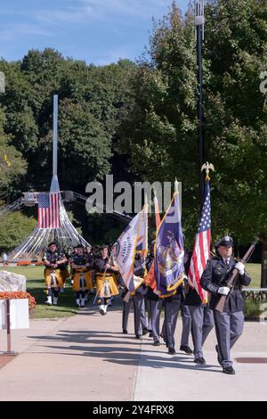 Avec le drapeau orné du lever en arrière-plan, la marche de la police du comté de Westceter et ouvre la cérémonie commémorative du 11 septembre à Valhalla, Westchester, NY Banque D'Images