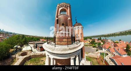 Vue aérienne par drone de la Tour Gardos à Belgrade, construite en 1896 à l'époque austro-hongroise, mettant en évidence le quartier Zemun de Belgrade Banque D'Images