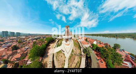 Vue panoramique par drone de la tour Gardos ou de la tour Millennium à Belgrade, construite en 1896 par la monarchie austro-hongroise, montrant le quartier Zemun de Belgrade Banque D'Images