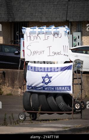 Une station-service à Monsey avec une signalisation montrant leur soutien à Israël dans l'était contre le Hamas. Fin août 2024. Banque D'Images