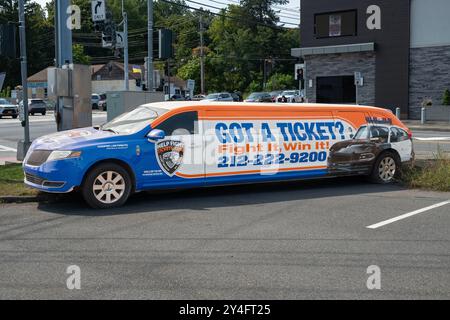 Une limousine Lincoln de 2013 avec de la publicité pour le cabinet d'avocats Cooper pour représenter les clients avec des contraventions de circulation. Garé à Monsey, comté de Rockland, New York. Banque D'Images