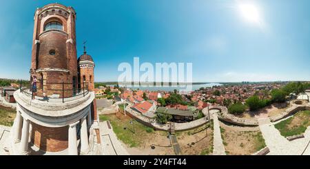 Vue drone d'une femme debout sur une plate-forme de la tour de Belgrade, admirant la vue panoramique de Belgrade, Serbie, avec le danube qui coule Banque D'Images