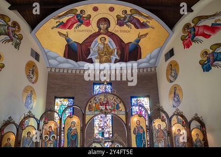 L'intérieur de l'église grecque de la Sainte Trinité à Nouvelle Rochelle montrant une partie de l'autel et au-dessus. Banque D'Images
