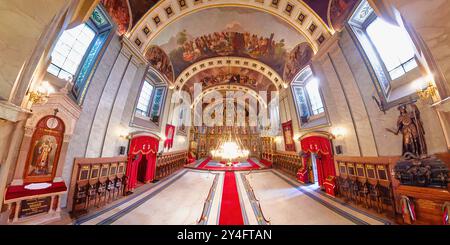 Belgrade, Serbie 1er septembre 2024 : une vue aérienne de l'intérieur de la cathédrale orthodoxe Saint Michel Archange à Belgrade, Serbie, avec un tapis rouge Banque D'Images