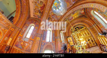 Belgrade, Serbie 1er septembre 2024 : intérieur de l'église orthodoxe de l'Ascension à Belgrade Serbie avec des fresques couvrant les murs et le plafond, avec un Banque D'Images