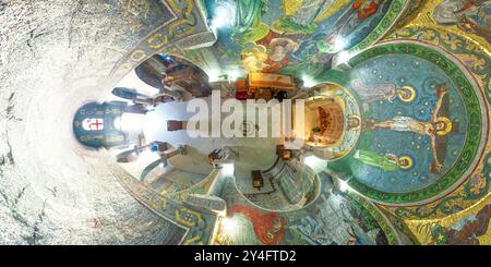 Belgrade, Serbie 1er septembre 2024 : vue de dessus de la chapelle Saint Petka à Belgrade avec de superbes mosaïques religieuses dans des motifs complexes, racontant des histoires Banque D'Images