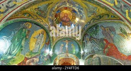 Belgrade, Serbie 1er septembre 2024 : vue de dessous de l'intérieur de la chapelle orthodoxe Saint Petka regardant les mosaïques religieuses colorées décorant le Banque D'Images