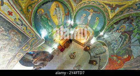 Belgrade, Serbie 1er septembre 2024 : vue de dessus de l'intérieur de la chapelle orthodoxe Saint Petka regardant les mosaïques religieuses colorées décorant les murs Banque D'Images