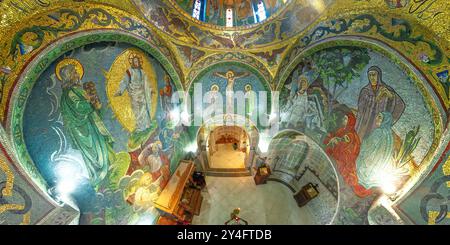 Belgrade, Serbie 1er septembre 2024 : vue grand angle de l'intérieur de la chapelle orthodoxe Saint Petka à Belgrade, Serbie, montrant le style byzantin en mosaïques Banque D'Images