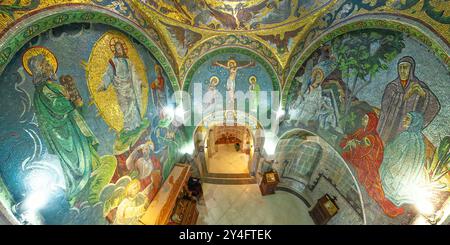 Belgrade, Serbie 1er septembre 2024 : vue aérienne de l'intérieur de la chapelle orthodoxe Saint Petka regardant les mosaïques religieuses colorées décorant le Banque D'Images