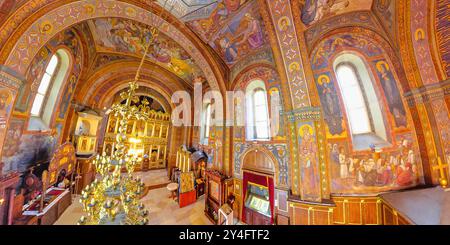 Belgrade, Serbie 1er septembre 2024 : la lumière du soleil illumine l'intérieur d'une église orthodoxe serbe de l'Ascension à Belgrade. Montrant les fresques Banque D'Images