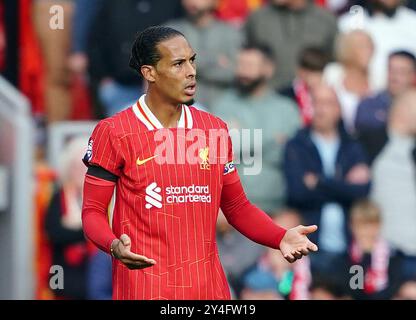 Photo datée du 14-09-2024 du capitaine de Liverpool Virgil van Dijk, qui a salué la réponse des joueurs après qu'ils ont rebondi d'une défaite choquante à Nottingham Forest pour battre AC Milan dans le San Siro. Date de la photo : samedi 14 septembre 2024. Date d'émission : mercredi 18 septembre 2024. Banque D'Images