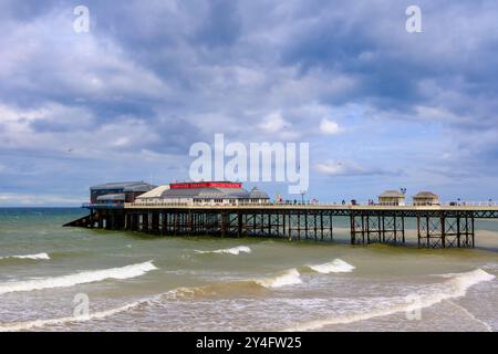 Vue de l'autre côté de la mer jusqu'à la staion de sauvetage RNLI et au Pavilion Theatre sur la jetée. Cromer, Norfolk, East Anglia, Angleterre, Royaume-Uni, Grande-Bretagne Banque D'Images