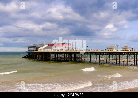 Vue de l'autre côté de la mer jusqu'à la staion de sauvetage RNLI et au Pavilion Theatre sur la jetée. Cromer, Norfolk, East Anglia, Angleterre, Royaume-Uni, Grande-Bretagne Banque D'Images