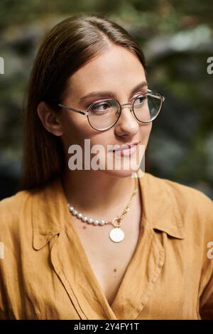 Une jeune femme savoure son expérience dans un café vibrant, exsudant confiance et joie. Banque D'Images