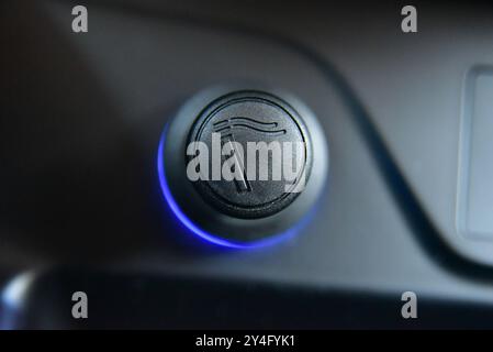 Allume-cigare. Allume-cigare sur le tableau de bord d'une voiture de tourisme. Banque D'Images