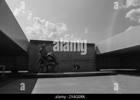 Mémorial dans le crématorium, camp de concentration de Sachsenhausen, Oranienburg près de Berlin, lumière parasite, analogue Banque D'Images