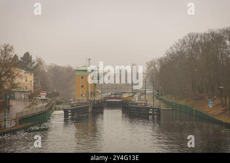 Une barge traverse une écluse à Berlin Spandau, écluse de Spandau dans un brouillard léger, processus d'écluse, Berlin/Allemagne, Europe Banque D'Images