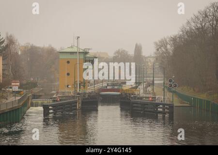 Une barge traverse une écluse à Berlin Spandau, écluse de Spandau dans un brouillard léger, processus d'écluse, Berlin/Allemagne, Europe Banque D'Images