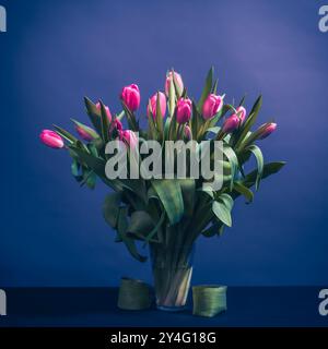 Tulipes dans un verre, nature morte, nature morte minimale avec tulipes dans un verre, photo fineart Banque D'Images
