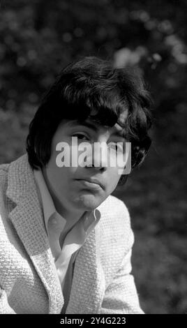 Un jeune chat Stevens dans un parc londonien en 1967 photo des Archives Henshaw Banque D'Images