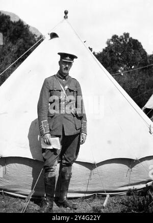 Officier de la Royal Artillery posant sous tente à partir d'une collection de négatifs pris c1910-13 par Arthur Irvine qui est devenu colonel dans le Royal Army Medical corps (RAMC). Photo des Archives Henshaw Banque D'Images