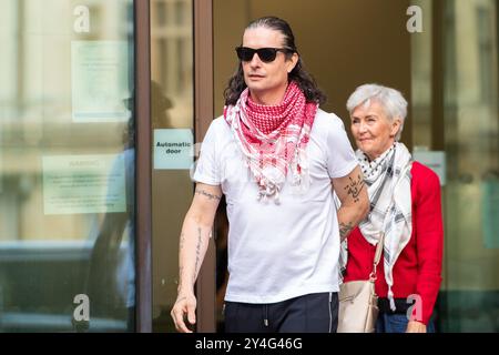 Londres, Angleterre, Royaume-Uni. 18 septembre 2024. RICHARD BARNARD, co-fondateur de Palestine action, quitte le tribunal de première instance de Westminster après son audience sur des accusations de terrorisme liées aux manifestations à Manchester et Bradford en octobre 2023. (Crédit image : © Thomas Krych/ZUMA Press Wire) USAGE ÉDITORIAL SEULEMENT! Non destiné à UN USAGE commercial ! Banque D'Images