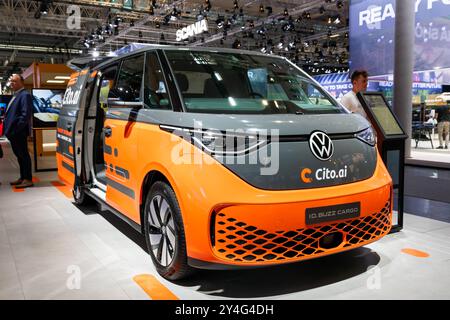 Volkswagen ID Buzz Cargo fourgonnette électrique au salon international de l'automobile pour véhicules utilitaires. Hanovre, Allemagne - 20 septembre 2022 Banque D'Images