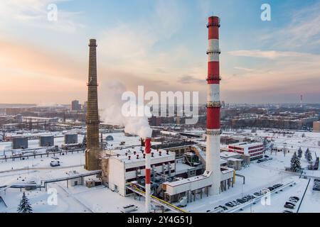 Vue aérienne de chaudière biocarburant-plante d'installations avec des cheminées à la vapeur pour les froides journée d'hiver de Klaipeda, Lituanie Banque D'Images