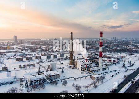 Vue aérienne de chaudière biocarburant-plante d'installations avec des cheminées à la vapeur pour les froides journée d'hiver de Klaipeda, Lituanie Banque D'Images