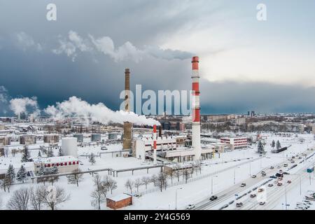 Vue aérienne de chaudière biocarburant-plante d'installations avec des cheminées à la vapeur pour les froides journée d'hiver de Klaipeda, Lituanie Banque D'Images