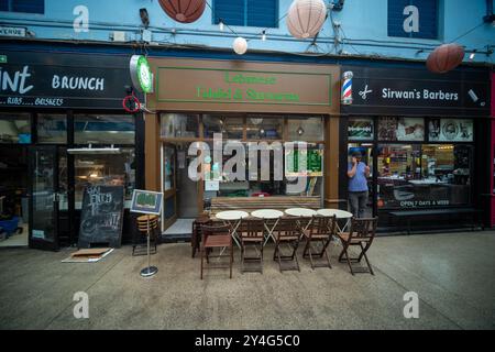 LONDRES- 27 SEPTEMBRE 2024 : toutes les unités dans l'ensemble d'images. Entreprises individuelles à l'intérieur de Brixton Village / Brixton Market, alias Granville Arcade. Banque D'Images