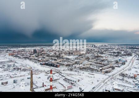 Vue aérienne de chaudière biocarburant-plante d'installations avec des cheminées à la vapeur pour les froides journée d'hiver de Klaipeda, Lituanie Banque D'Images