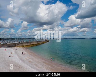 Brixham, Torbay, Devon, Sud-Ouest, Angleterre, Royaume-Uni, 07.19.2023. Brixham Breakwater Beach. Vue sur la plage et le brise-lames. Seascape. Vue de Banque D'Images