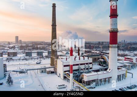 Vue aérienne de chaudière biocarburant-plante d'installations avec des cheminées à la vapeur pour les froides journée d'hiver de Klaipeda, Lituanie Banque D'Images