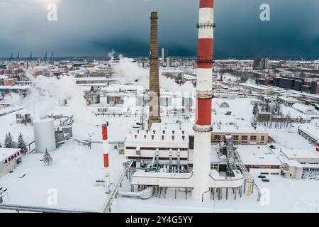 Vue aérienne de chaudière biocarburant-plante d'installations avec des cheminées à la vapeur pour les froides journée d'hiver de Klaipeda, Lituanie Banque D'Images